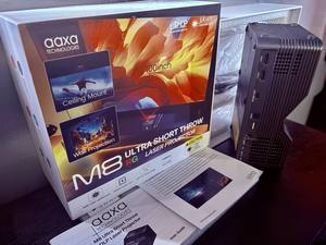 Projecteur laser 4K à ultra courte focale AAXA M8 UST 1100 LD Lumens - Product Image 2