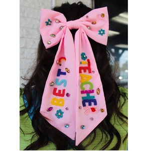 Pinzas para el pelo bordadas con cuentas para el Día del Maestro, venta al por mayor, lazos para el pelo con cuentas hechos a mano con diseño personalizado - Product Image 1