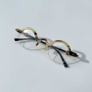 Marcos ópticos de cuerno de búfalo clásico Diseño tallado de elegancia artesanal Calidad superior y estilo sostenible para hombres y mujeres - Product Image 1