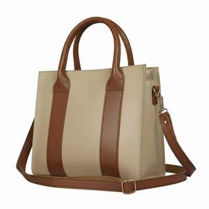 กระเป๋าโท้ทหนังสีเบจพร้อมหูหิ้วสีน้ำตาลและสายสะพายไหล่ปรับได้ - Product Image 1