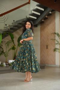 Nueva llegada Traje de diseñador Faux Georgette Frock Estampado floral Suministro al por mayor a un precio barato Compras en línea India Para la venta - Product Image 2