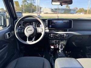 Nouvelle Arrivée Jeep Wrangler Rubicon Gris Propre 2024 Gauche R18 Diesel Automatique Occasion Toit Ouvrant Démarrage à Distance Sièges en Cuir Premium - Product Image 5
