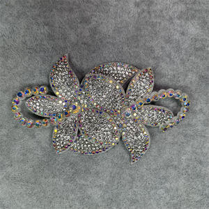 Nouveaux pétales de velours élégants Hot Diamond Flower Sewing Accessoires de vêtements pour filles - Product Image 4