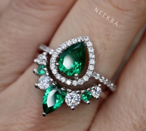 Juego DE BODA Esmeralda Juego de novia de 2 piezas de oro blanco sólido de 14 quilates-Laboratorio en forma de PerA-Anillo de Halo Esmeralda emparejado con banda de boda de contorno - Product Image 2