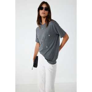 Camiseta con cuello redondo y adornos florales de piedra antracita - Product Image 4