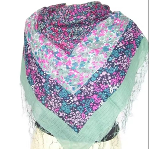 Écharpe carrée légère en coton pour femme, à imprimé numérique à carreaux traditionnels, idéale pour les activités de plein air - Product Image 1