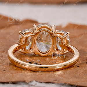 Anillo de Compromiso Ovalado con Tres Piedras, Diamante Cultivado en Laboratorio de Corte Ovalado de 2.50 Ct, Certificado IGI, Oro Amarillo de 14K, Anillo de Boda con Engaste Pavé - Product Image 2