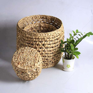 Cesta Redonda de Jacinto de Agua Tejida a Mano, Cesta de Almacenamiento Artesanal para Decoración del Hogar, Hecha en Vietnam, KingCraftViet - Product Image 1
