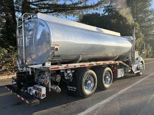 Achetez ici : Camion-citerne à essence/diesel d'occasion 2021 T680 4800 gallons - Paccar 400HP 12 vitesses AMT - Exportation mondiale - Avec garantie - Product Image 3