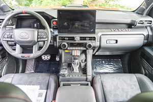 Camioneta Doble Cabina 2024 con Tracción en las Cuatro Ruedas, Caja de Cambios Automática, Volante a la Izquierda, Bajo Kilometraje, Interior Oscuro, Híbrida de Gasolina - Product Image 3