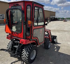 รถแทรกเตอร์ขนาดเล็ก Massey Ferguson GC1723E 40 แรงม้า พร้อมตัวเลือกเกียร์ขับเคลื่อนด้วยเครื่องยนต์ ระบบโหลดอัตโนมัติ และชุดตัดหญ้า - รถแทรกเตอร์สำหรับสนามหญ้า - Product Image 3