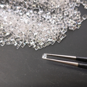 โทแพซสีขาวธรรมชาติ 2 มม. ทรงสี่เหลี่ยมเจียระไนแบบปรินเซส คุณภาพดีที่สุด สำหรับทำเครื่องประดับ - Product Image 5