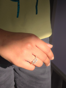Anillo de Oro Amarillo con Diamantes Orgánicos en Corte Pera, Diseño Bypass de Dos Filas Graduadas y Efecto Cascada, Joyería Fina de Declaración - Product Image 4