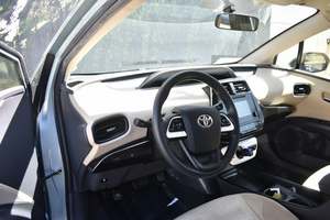 2016 pour Toyota Prius Four FWD cuir léger SUV d'occasion - Product Image 6