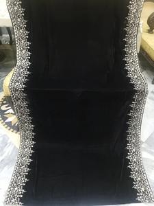 ผ้าคลุมไหล่กำมะหยี่โพลีเอสเตอร์สีดำทึบพร้อมสีเงินปักกำมะหยี่สีแดงเข้มสำหรับฤดูหนาวที่มีสไตล์ - Product Image 2