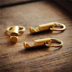 Porte-clés ouvre-bouteille de bière en laiton au design moderne avec finition or parfait pour les bars hôtels et ouvre-bouteille à usage quotidien - Product Image 4