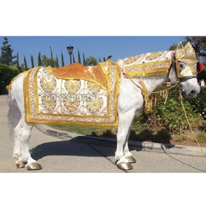 Disfraz de Caballo Moderno, Portátil, Decorado en Blanco y Dorado con Bordado Dorado y Diseño de Corazón para Eventos de Boda - Product Image 1