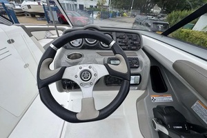 YamahaBoats 2011 242 Limited S, Lancha de Lujo de 7m con Motor Intraborda, Propulsión a Chorro, para Pesca y Trabajo, Duradera + Remolque - Product Image 4