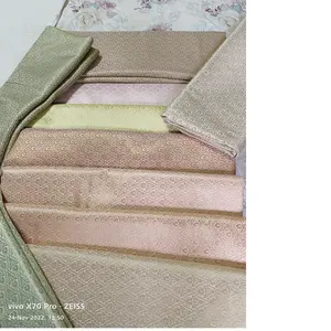 Сделанные на заказ шелковые ткани ручной работы в ассортименте цветов в легких оттенках идеально подходят для дизайнеров одежды