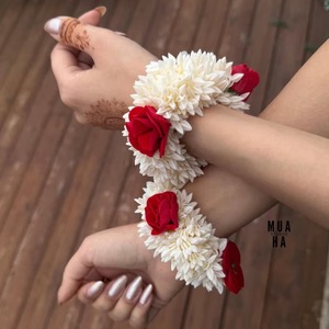 Accessoire pour cheveux Gajra à la main ornée de roses pour chignon tenant Haldi Mehendi Sangeet Ganpati Fêtes Noël Diwali Cadeaux Chic - Product Image 1