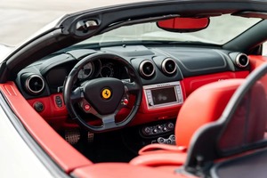 รถเฟอร์รารี่เปิดประทุนปี 2013 รุ่นใช้งานน้อย ได้รับการรับรองจากแคลิฟอร์เนีย ภายในสีอ่อน เบาะหนัง เครื่องยนต์เทอร์โบ ขับเคลื่อนสี่ล้อ ล้อแม็ก R17 พร้อมระบบควบคุมความเร็วอัตโนมัติ - Product Image 5