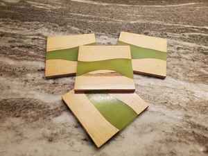 Posavasos de resina con almohadillas de madera de nogal para gama alta - Product Image 2