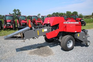 เครื่องอัดฟางอัตโนมัติ Massey Ferguson 1840 สำหรับขาย พร้อมแท่งจับฟาง 4 แท่งบนรีลรับฟาง และความกว้างในการขนส่งรวม 106 นิ้ว - Product Image 2