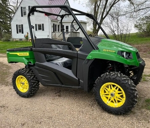 Véhicule utilitaire Premium John Deere XUV 835M 845M Gator 4x4 avec benne, moteur diesel/essence, certifié EPA - Product Image 1