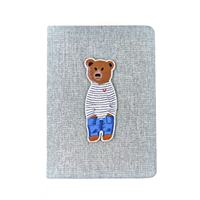 Patch brodé 3D personnalisé en forme d'ours en peluche avec motif rayé en tissu toile pour chapeaux streetwear