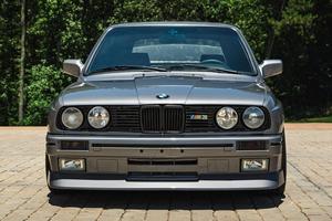 BMW 325i Cabriolet de 1988 en excellent état, avec échange de moteur S52, modifications importantes de style M3, moteur E36 M3 et boîte manuelle à 5 vitesses. - Product Image 2