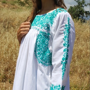 Vestido Maxi Oaxacano 100% Algodón, Talla Grande XL, Estilo Sexy, Estampado Floral, Silueta en A, Detalles de Crochet Jade, Bordado a Mano - Product Image 1