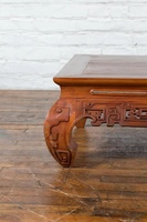 Table basse vintage en bois massif de haute qualité, sculptée et de couleur brune, pour intérieur ou extérieur
