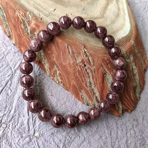 Bracelet grenat naturel de super qualité 8mm perles de pierres précieuses véritables, bijoux en cristal de guérison faits à la main pour hommes et femmes en vente - Product Image 6