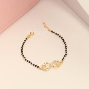 Bracelet Mangalsutra à main réglable Infinity chez Stonewels Doté d'un symbole de l'infini, chaîne perlée noire traditionnelle - Product Image 2