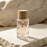 Flacon de parfum en verre 50 ml à motif vague unique, atomiseur cylindrique rechargeable, design fond volcan et capuchon en bois pour commande en gros