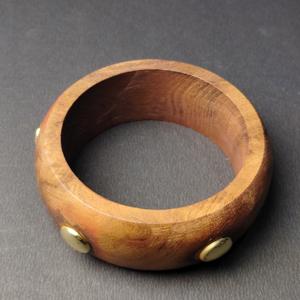 Brazalete de madera natural hecho a mano con remaches de latón pulido, estilo punk, brazalete artesanal de madera, joyería de moda. - Product Image 3