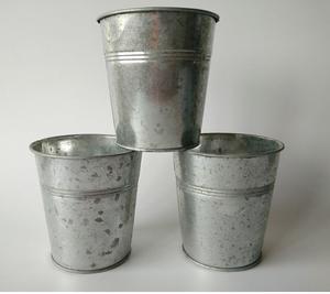 Cubo de maceta galvanizado de inspiración campestre con un diseño de retrete grabado para jardines de temática rural y configuraciones de patio - Product Image 2