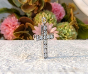Collier pendentif croix chrétienne en argent sterling 925 plaqué rhodium avec moissanite pour femme, couleur D, VVS1, certifié par une tierce partie - Product Image 4