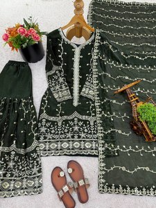 Traje indio de diseñador de alta costura, seda pura Fendy con bordado de lentejuelas, top y pantalón acampanado con dupatta bordada con lentejuelas. - Product Image 6