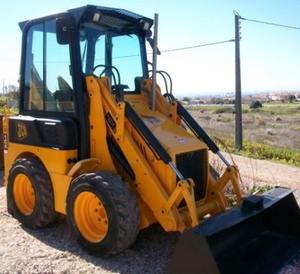 Chargeuse compacte sur pneus JCB 1CX 2022, capacité de charge nominale de 4 tonnes, mini godet avant, moteur Fawde, pompe à entraînement, chargeuse rétro - Product Image 1