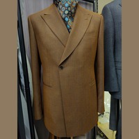 Jas Pria Cognac Tan Longline Double Breasted Wide Peak Lapel Kancing Emas Jas Bisnis Formal Pesta Custom Made to Measure