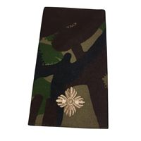 Ceci est une paire de insignes d'épaule de grade de lance-corporal en camouflage DPM britannique.