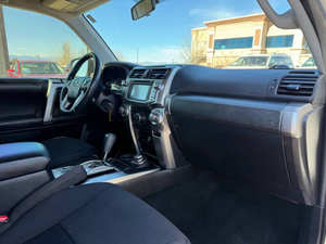 Voiture d'occasion abordable Toyota 4Runner SR-5 LHD 2016 - Product Image 4