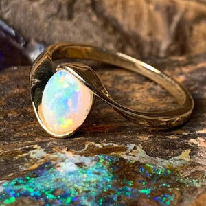 Bague de fiançailles et de mariage en opale éthiopienne pour femme, design unique, coupe ovale, argent sterling 925, sertissage à griffes, bijoux tendance personnalisés - Product Image 1