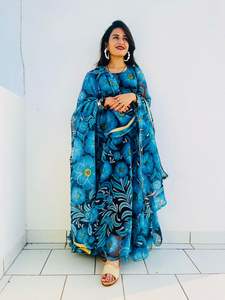 El último diseñador Heavy Digital Flower Print Anarkali Gown Organza Silk de Fab Zone Indian & Pakistani Clothing - Product Image 5