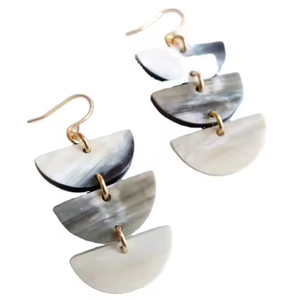 Boucles d'oreilles élégantes en corne fabriquées à la main pour femmes par Crescent Crafts - Product Image 4