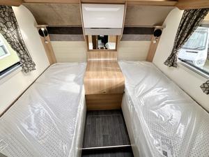 Autocaravana Usada Pulse 24B Clase C 2019, Emisión Euro 5, 4-6 Pasajeros, Horno Microondas, Piso Acrílico Blanco - Product Image 4