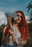 Hacha Vikinga con Runas Grabadas a Mano, Regalo Personalizado, Hacha Vikinga de Acero al Carbono Forjado, Hacha Pequeña con Funda de Cuero Genuino