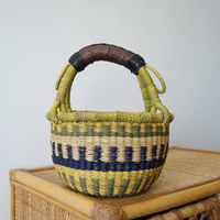 Panier de couleur vive Ghana Bolga fait à la main à partir d'herbe naturelle avec poignée en cuir pour le stockage et le shopping Tote