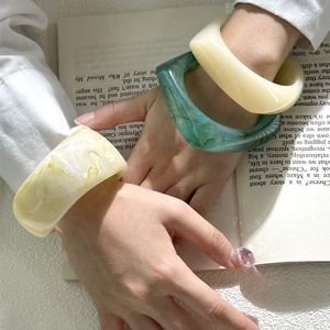 Brazalete de resina Irregular de tamaño pequeño, brazalete de apertura de resina acrílica para mujeres y niñas, pulsera exquisita transparente, joyería de muñeca - Product Image 6